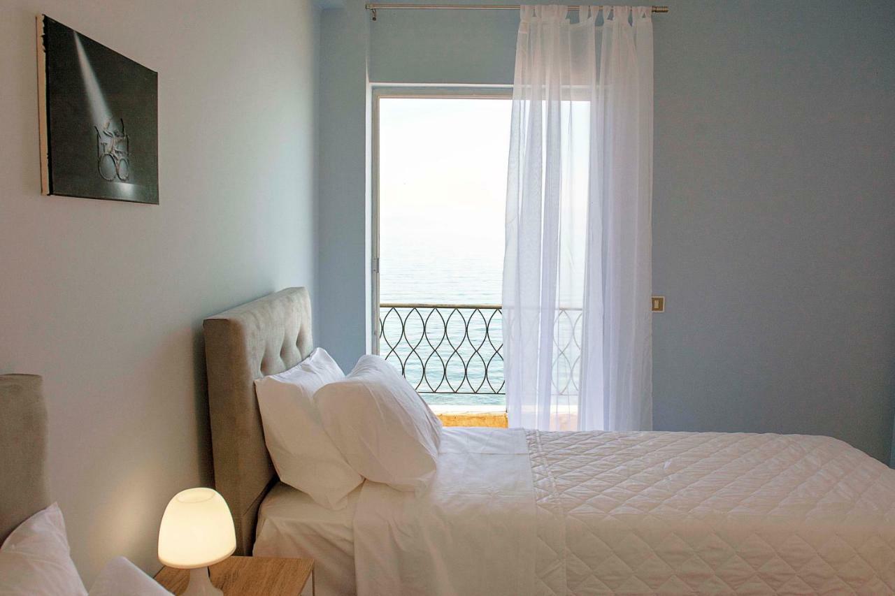 T8 Apartment On The Beach Benitses  Esterno foto